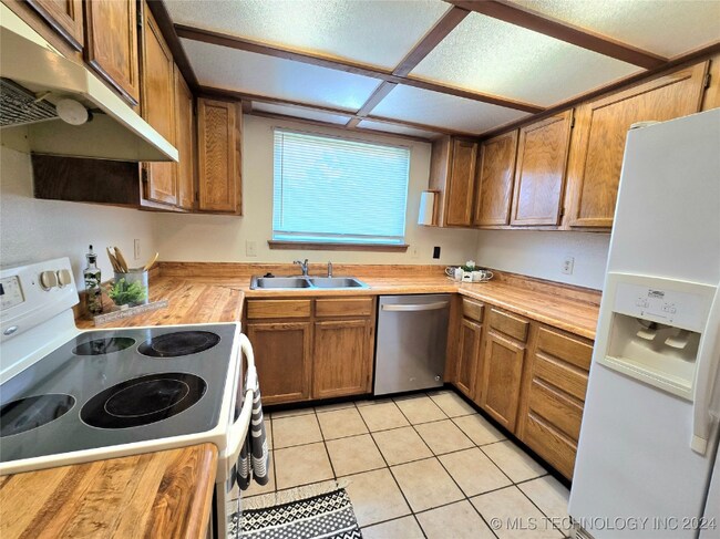 Photo - 10819 E 14th Ct