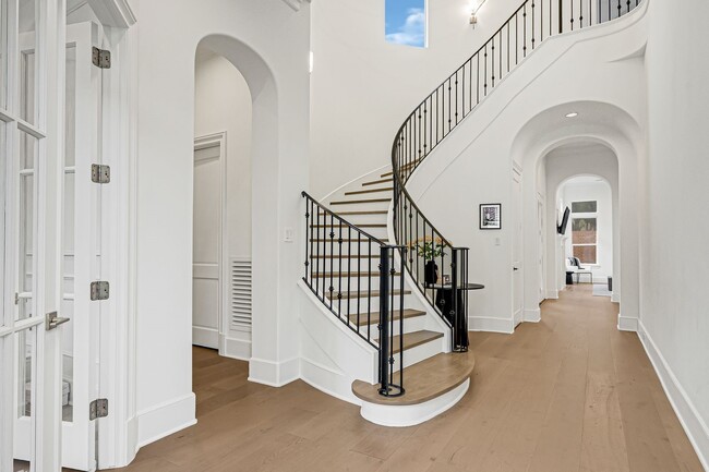 Photo - 2706 Tudor Manor