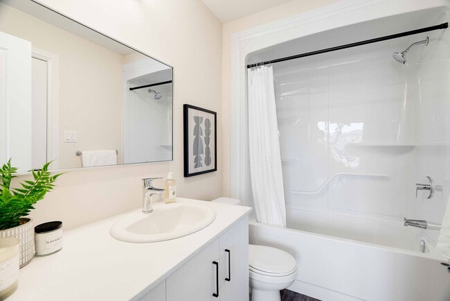 Building Photo - Amazing Corner 2 bed 2 bath. Lots of natural light! Unit 207