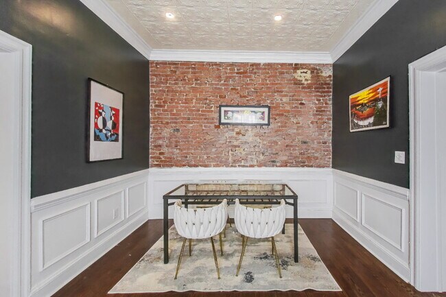 Beautiful Bloomingdale Row house. Utilities Included!