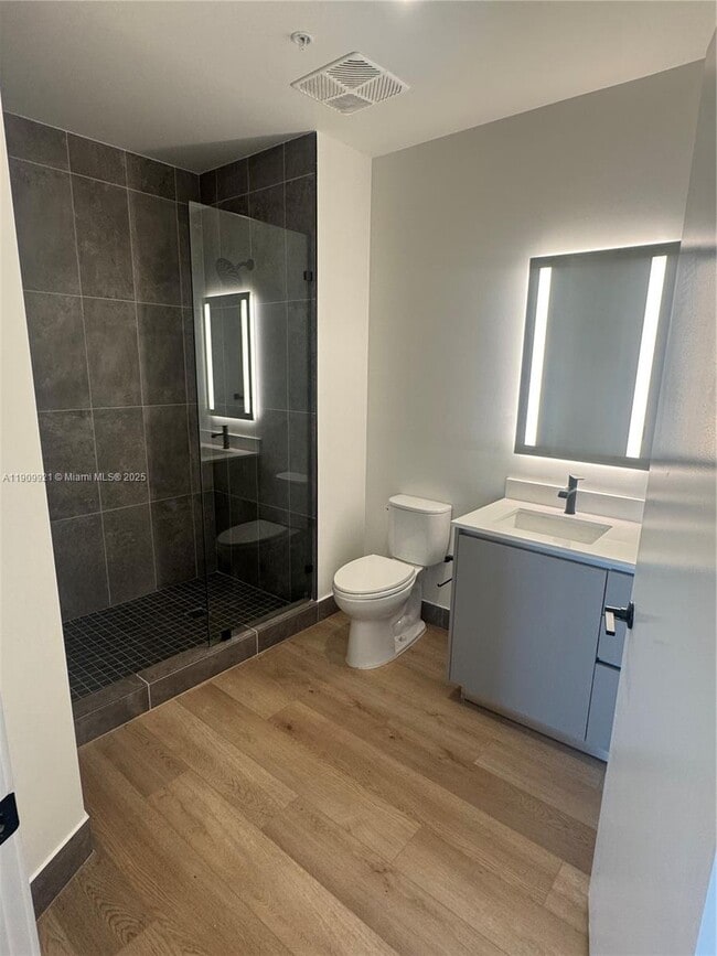 Building Photo - 307 SW 5th St Unit PH-2808