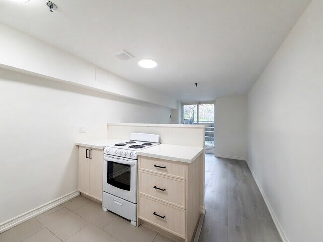 181 Gerrard St E Unit 103