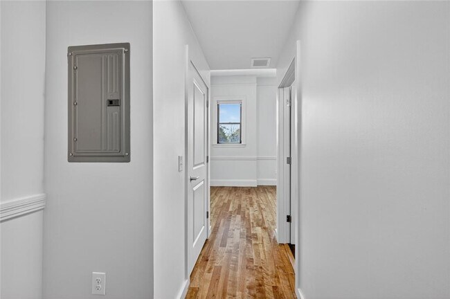 Photo - 1624 Lonsdale Ave Unit 204/304