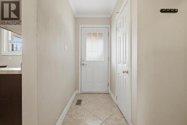 Photo - 303 Rossland Rd W