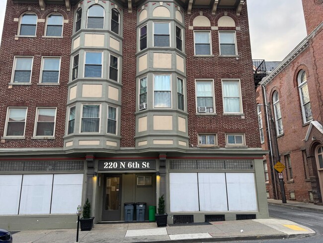 Building Photo - 220 N 6th St Rental