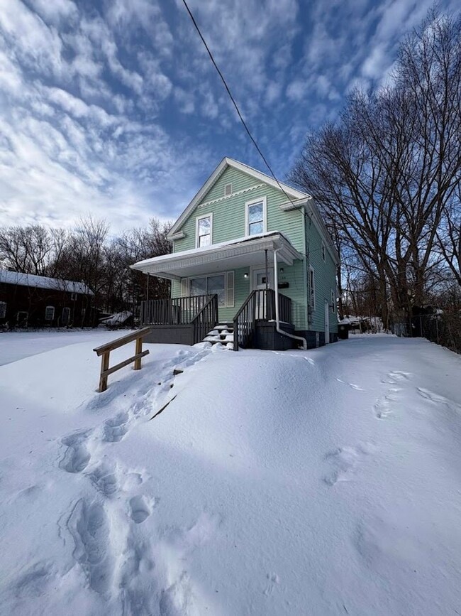 Building Photo - Three bedroom one bathroom home for rent