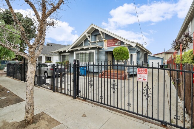 Building Photo - 1259 W 35th St Unit studio