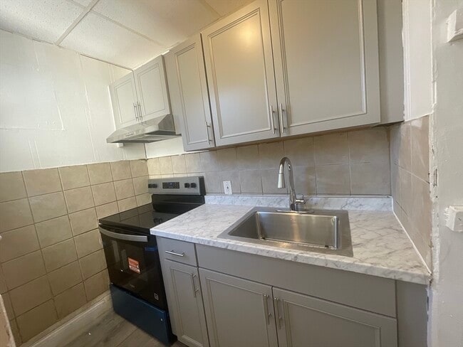 Building Photo - 18 Lawton Ave Unit 3