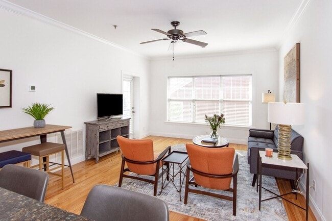 Photo - Luxurious Furnished Downtown Condo - 6-18 ...