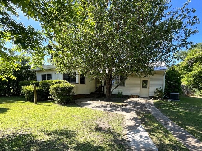 Building Photo - 3/1 Brick Home in Marianna with Hardwood Floors and Fenced Back Yard!