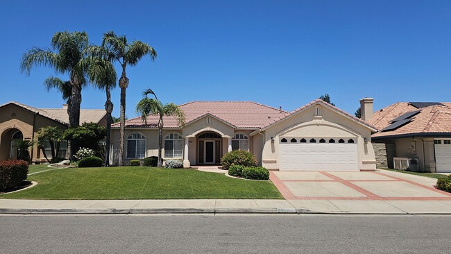 Building Photo - Beautiful Waterfront Home in Northwest Bakersfield