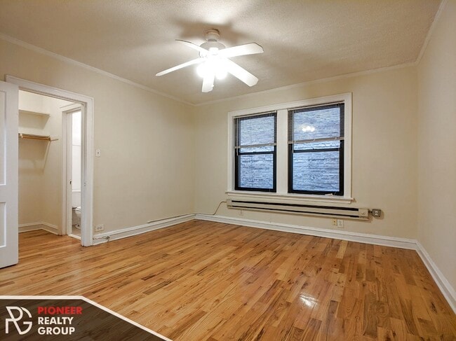 Building Photo - 546 W Wellington Ave