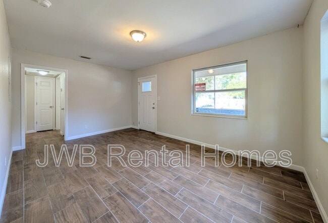 Photo - 3228 Myra St