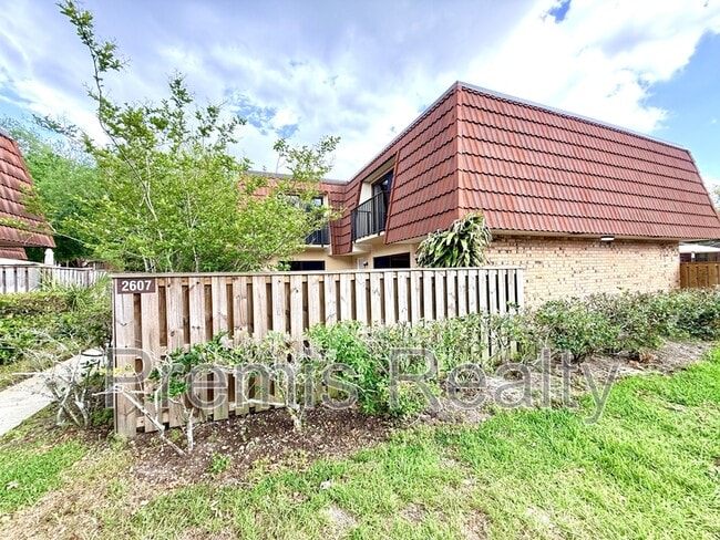 Building Photo - 2607 6th Ct