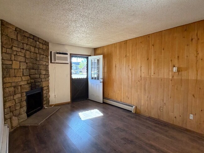 Photo - Ground Level 1 Bedroom/1 Bathroom Condo Located In Gated Oak Park Community! (Available Immediately) Unidad 14-101