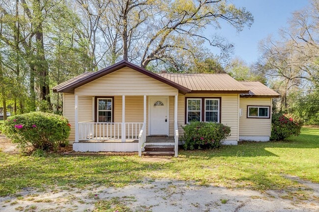 Building Photo - Spacious 3BR Home in Newington – Quiet Living with Room to Enjoy