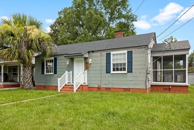 Building Photo - 3 bedroom, 1 bath home close to Gulfstream...