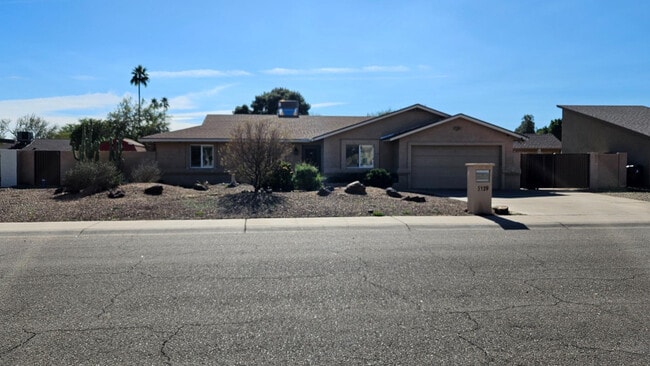 Building Photo - 5129 E Poinsettia Dr