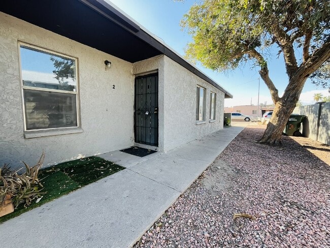 Building Photo - 3807 N 23rd Dr Unit 2