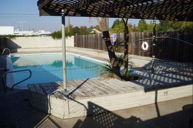 Pool - Oak Ridge Apartments