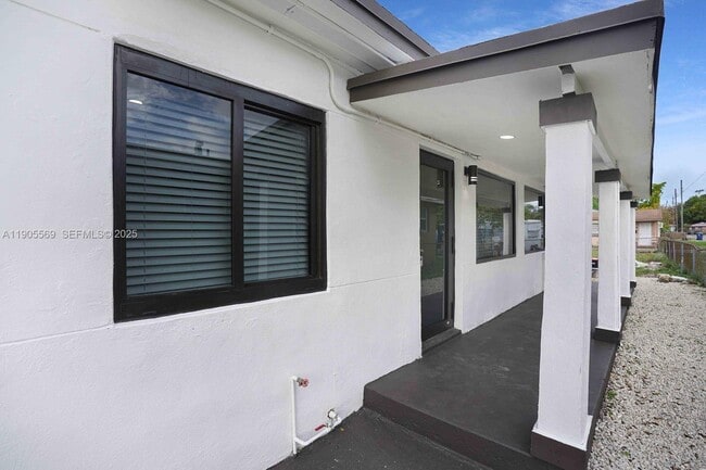 Building Photo - 502 NW 7th Ct Unit 2