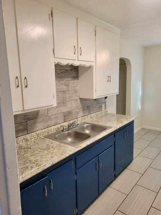 Building Photo - Carlisle Property Unit 1410