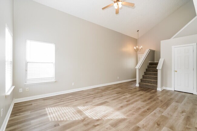 Photo - 4487 Connaught Dr E