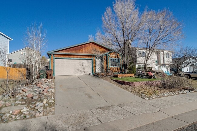 Building Photo - Huge room in a large shared home, private bathroom, great neighborhood, friendly roommates! Unit 3