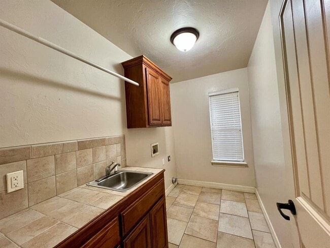 1604 Dorothy Dr