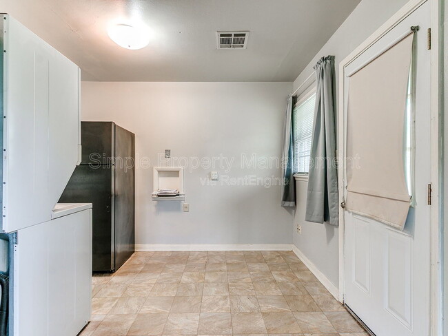 Photo - 810 N Marshall Dr