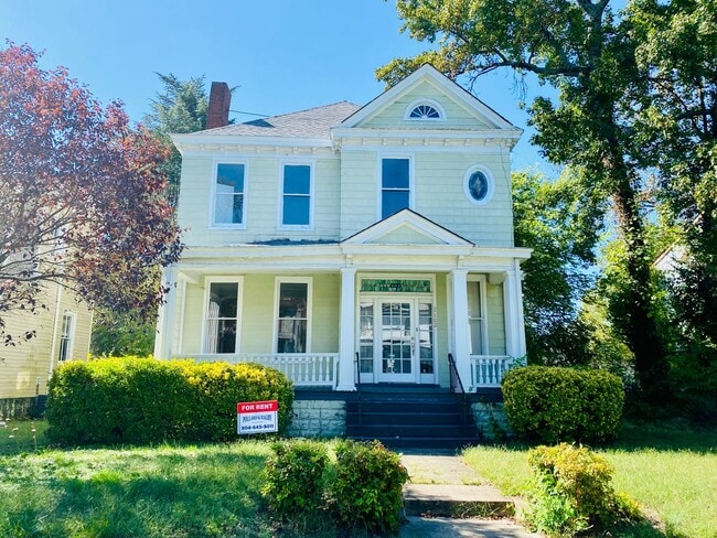 Building Photo - Gorgeous 3 bdrm/2.5 bath newly renovated h...