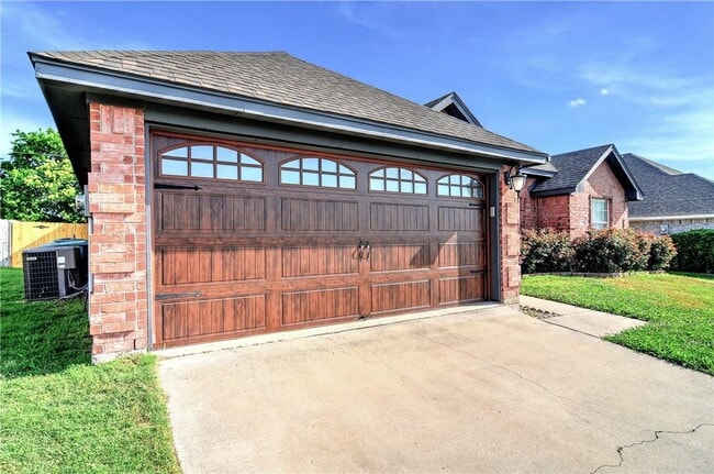 Photo - 1704 Northbrook Ln