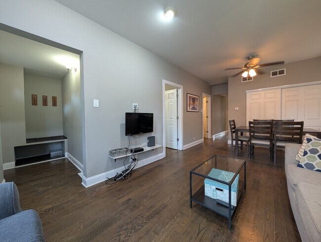 Photo - 1911 W Addison St Unidad 1