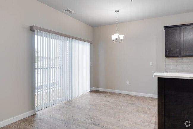 1 BR, 1 BA, 905 SF