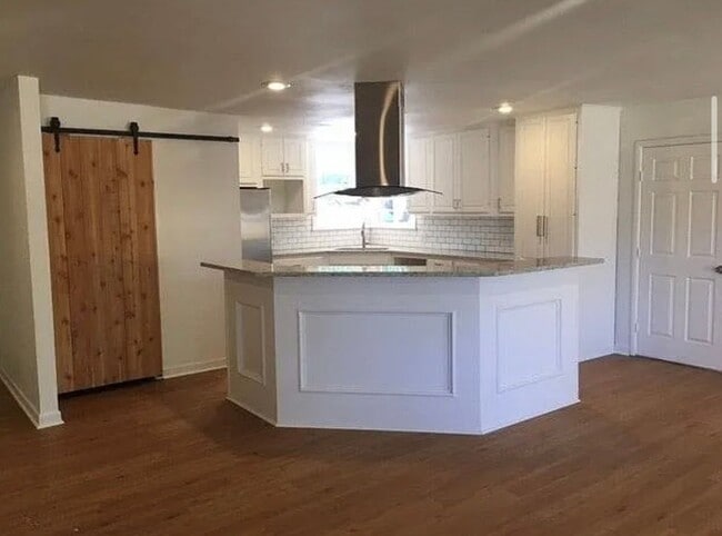 Photo - 4 bedroom 3 bathroom house in prime location!