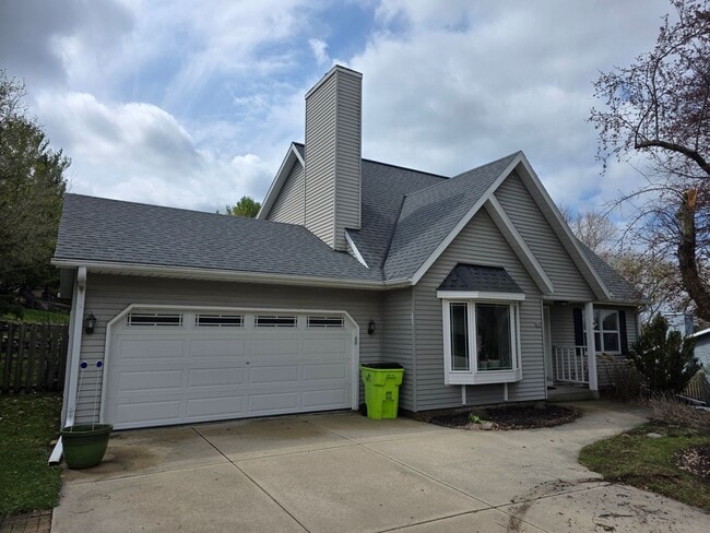 Photo - 3 bedroom 2 bath Hartland home with Arrowhead schools!