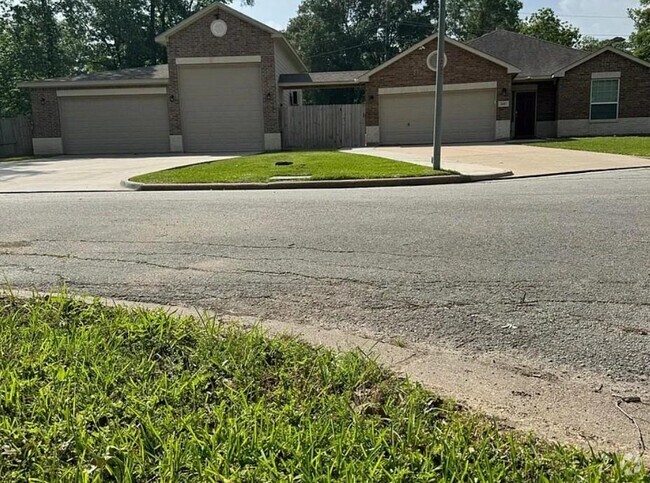 Building Photo - 2011 Halyard Dr Rental
