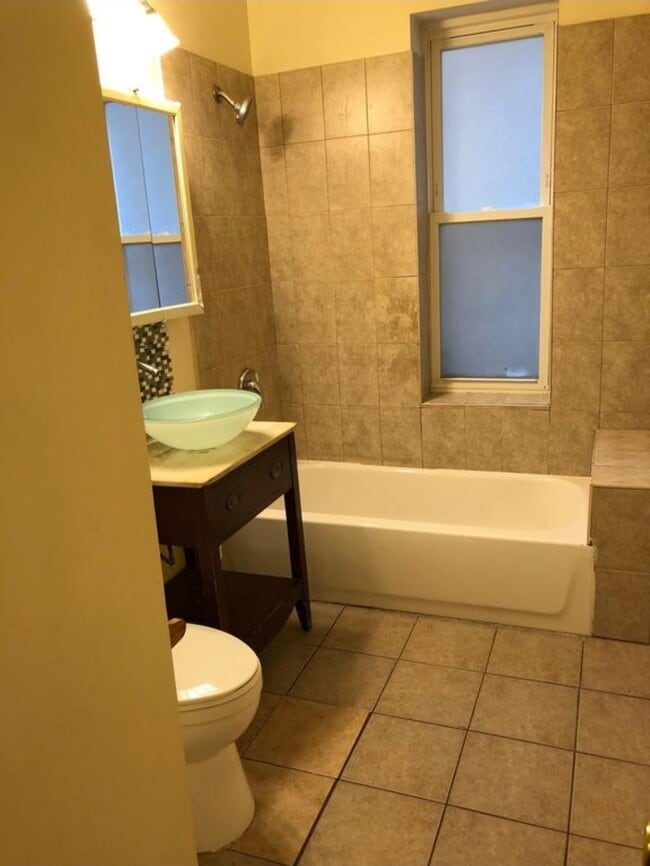 704 E 50th Pl Unit 202