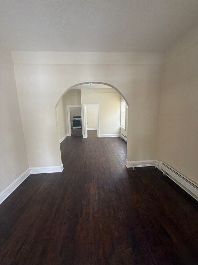 Photo - 583 Reaney Ave E