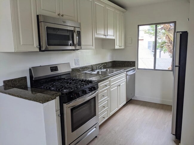 1248 N Las Palmas Ave Unit 6