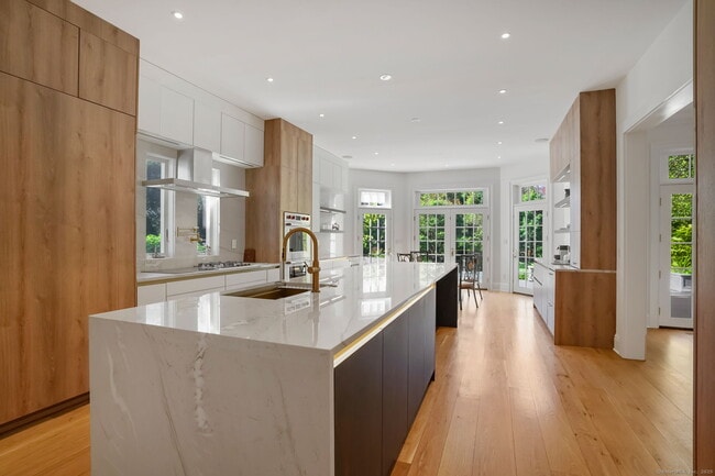 Photo - 355 Greens Farms Rd