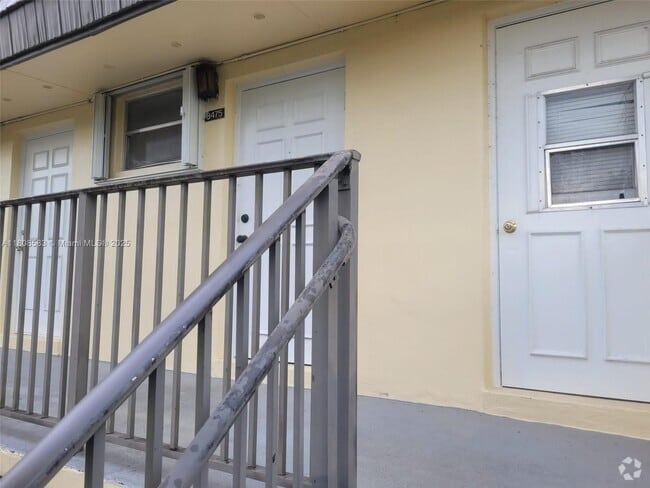 Building Photo - 8475 SW 137th Ave Unit 8475 Rental