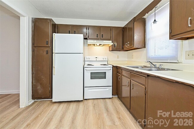 Photo - 268 Church St N