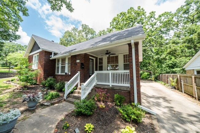 Building Photo - Charming home, great condition!