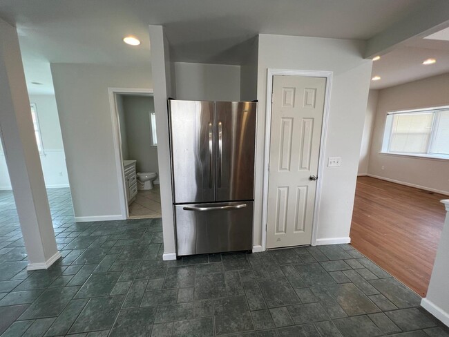 Photo - 28033 Rosemont St