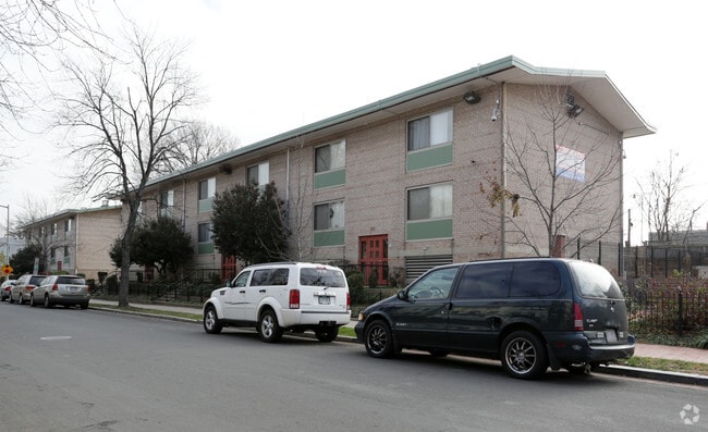 Photo - Kentucky Courts Apartments