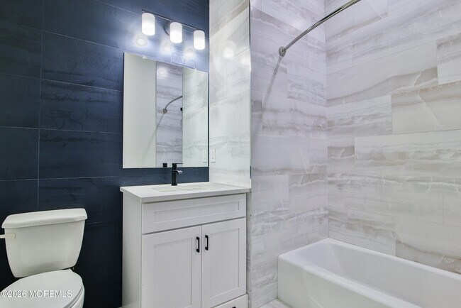 Photo - 527 Bangs Ave Unidad 208