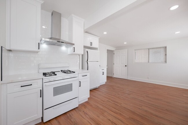 Photo - 121 S Lotus Ave