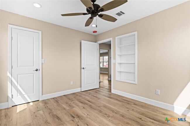 209 W Victory Ave
