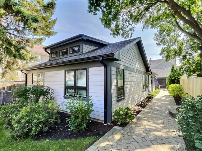 Building Photo - 5245 W Ardmore Ave